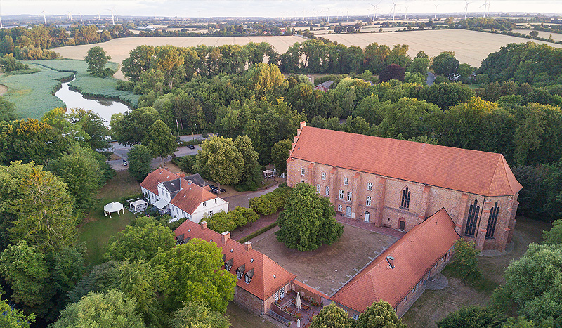 Klosteranlage Cismar, öffnet die Seite Ausflüge Das Kloster Cismar, eine beeindruckende mittelalterliche Anlage in Ostholstein, besticht durch seine geschichtsträchtige Atmosphäre und seine außergewöhnliche Architektur im Stil der lübischen Frühgotik. Das Kloster bietet Führungen, meditative Spaziergänge, wechselnde Ausstellungen und Feste.
