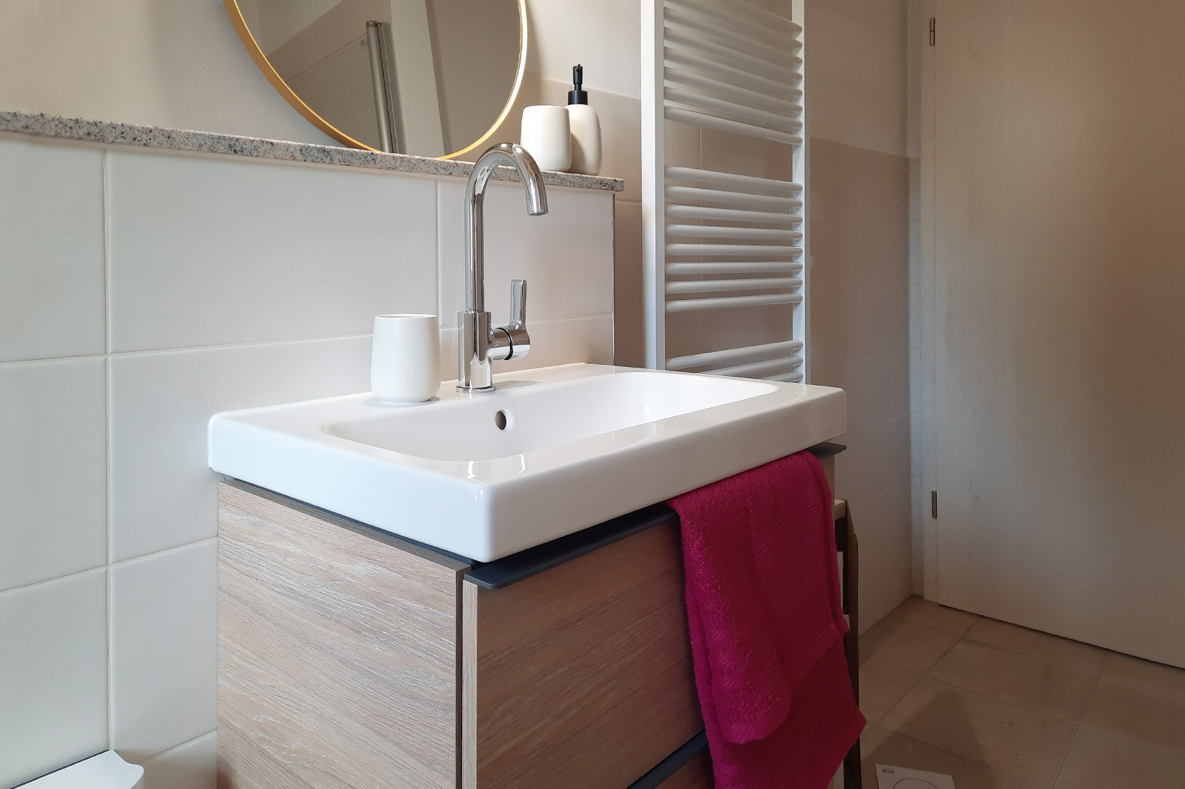 neues Bad mit barrierefreier Dusche und Fenster