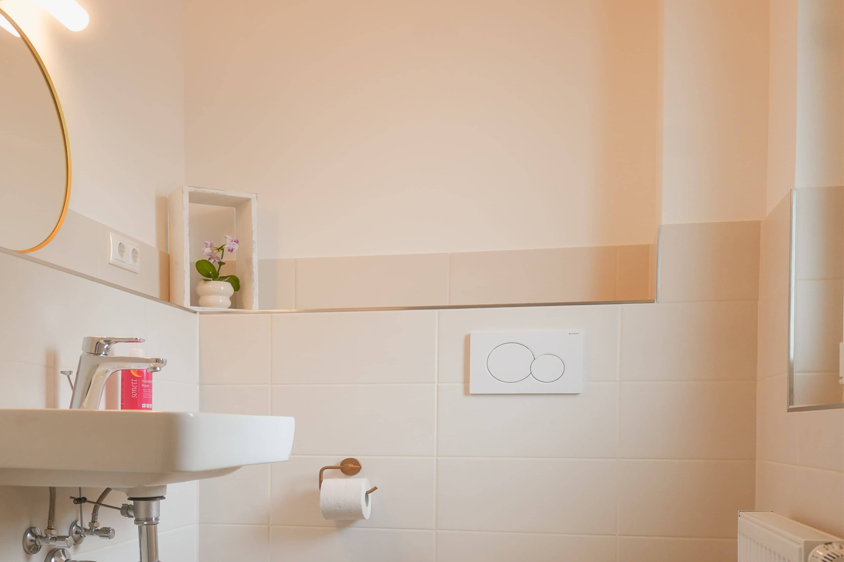 Modernes und helles Gäaste-WC bei den FeWo Vogel in HEringsdorf